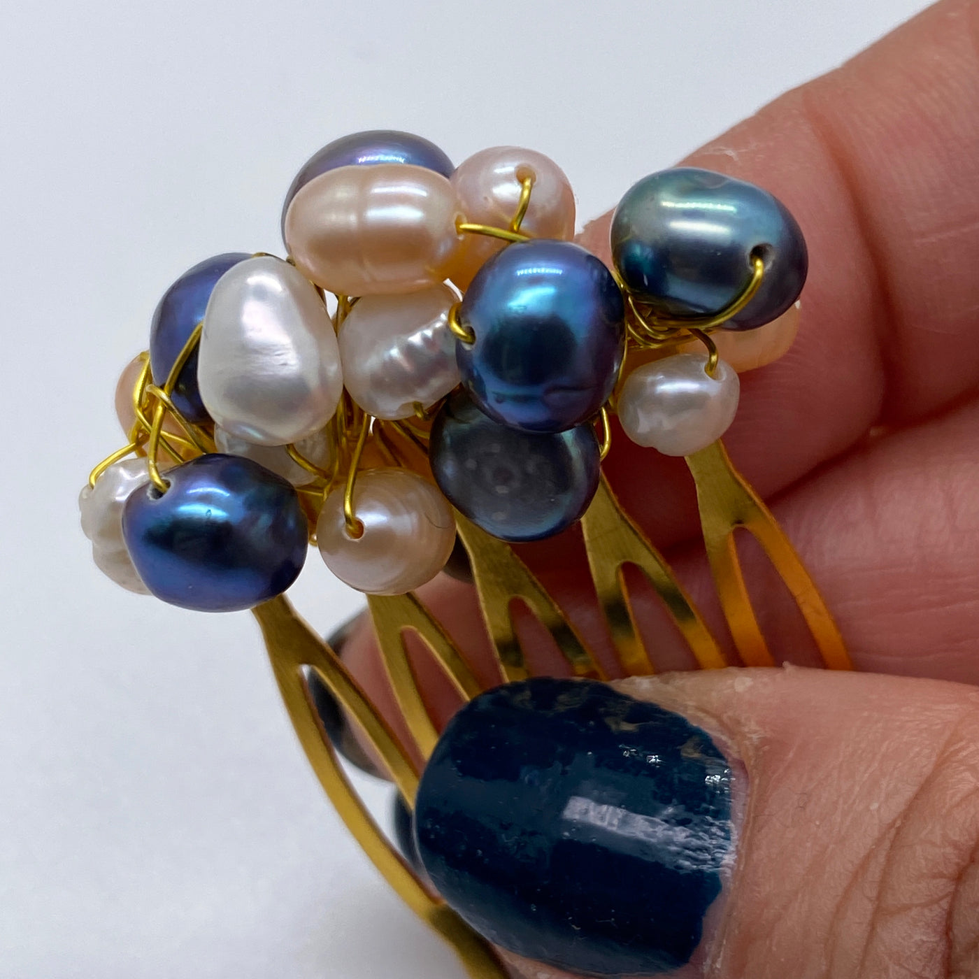 Freshwater pearls in different measures and colors (rose, white, blue) and golden wire for this hair combs simple tuck five teeth metal combs gold color