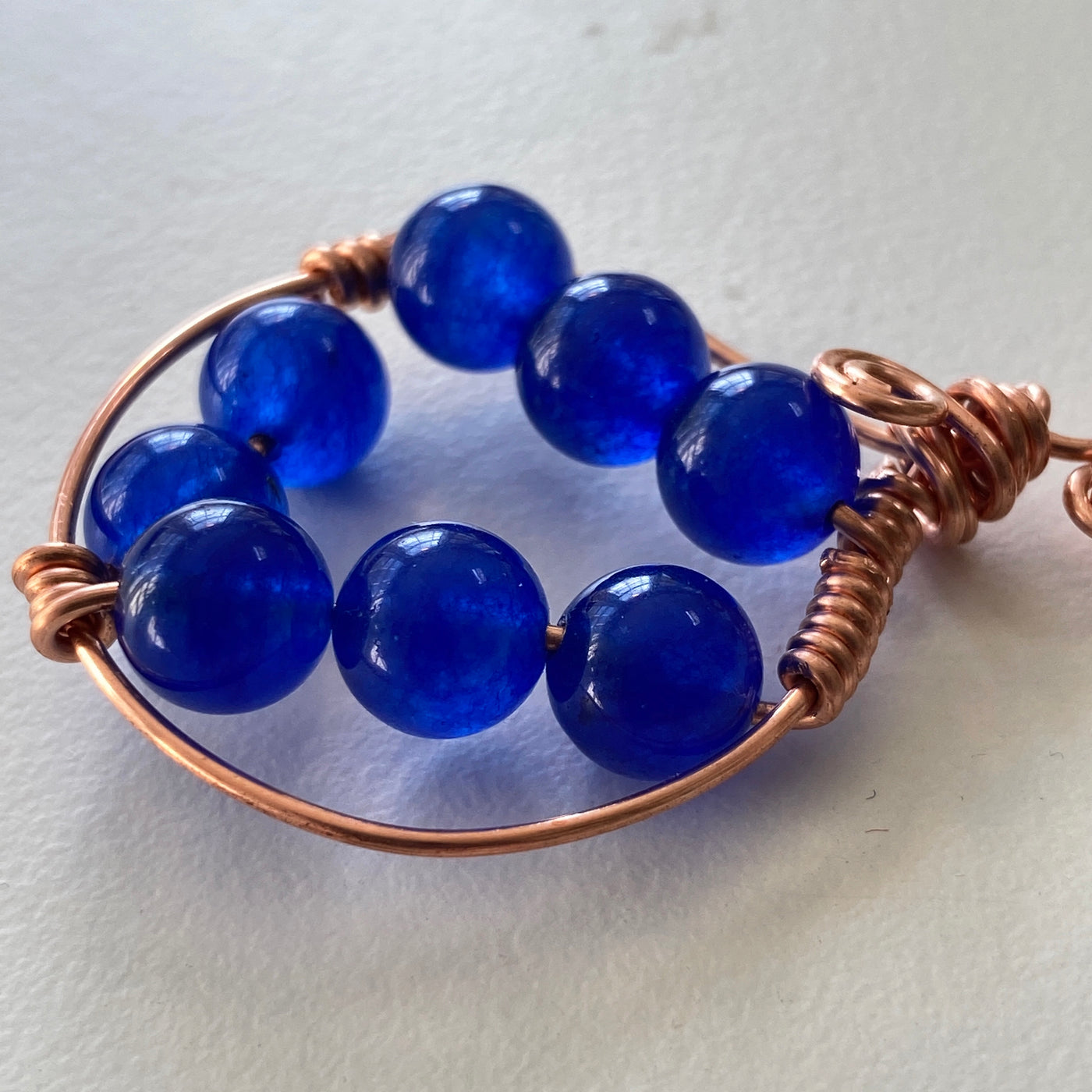 Pendant in wire and blue calcedony agate 8 mm
