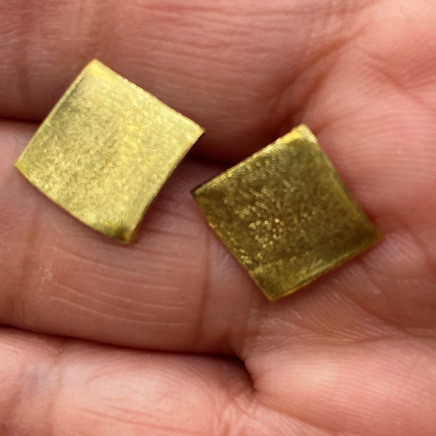 Square yellow brass studs 1 cm texturized