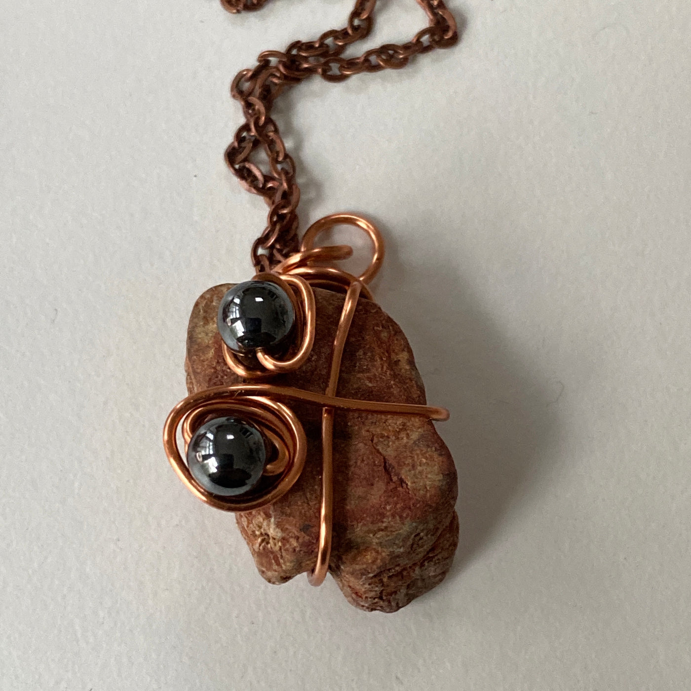 Medium pendant. Red natural stone, black stones and wire. Elbastones collection