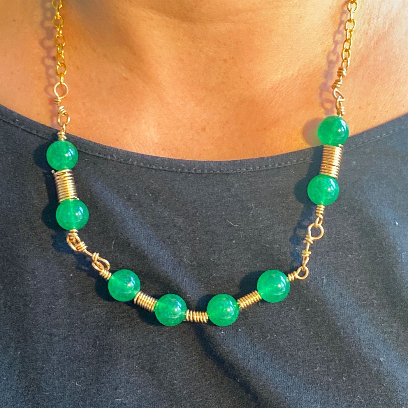 Halskette aus grünem Calcedon und Drahtkette. Liniensammlung
