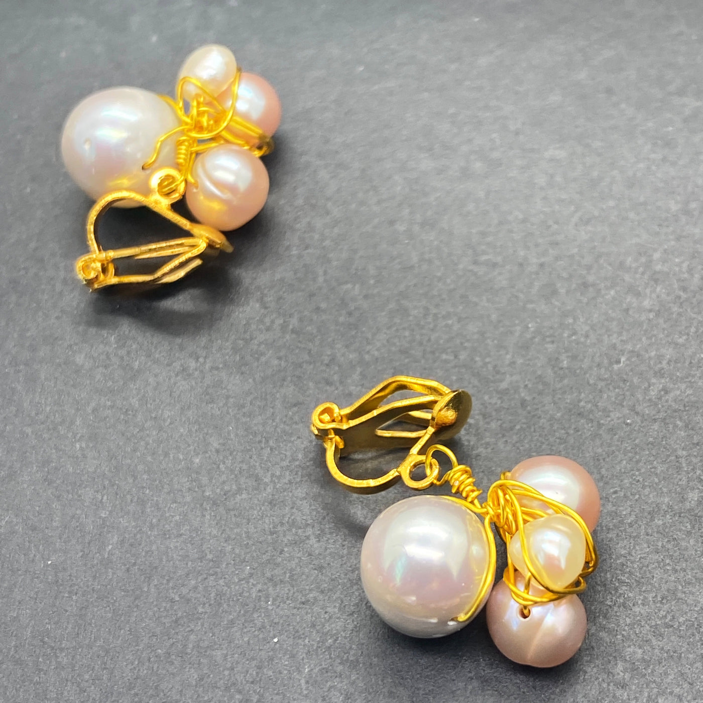 Brass and freshwater pearls clip earrings
