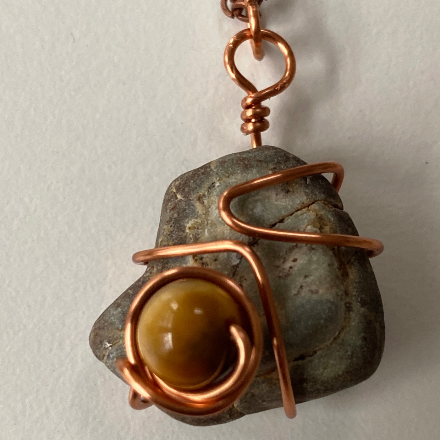 Small pendant. Grey natural stone, wire and moka natural stone. Elbastones collection.