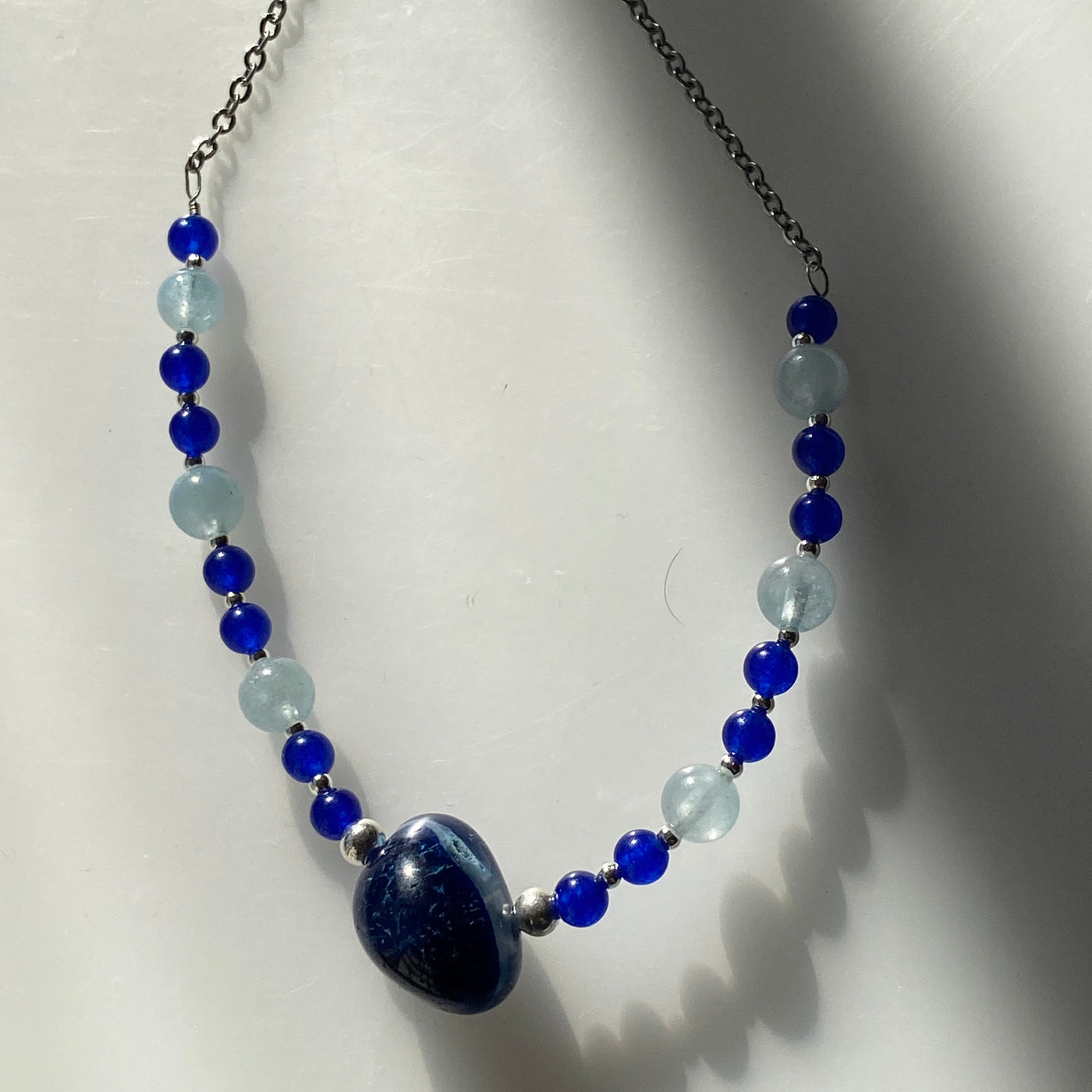 Collier avec aigues-marines, agate bleue et perles centrales en calcédoine saphir bleu