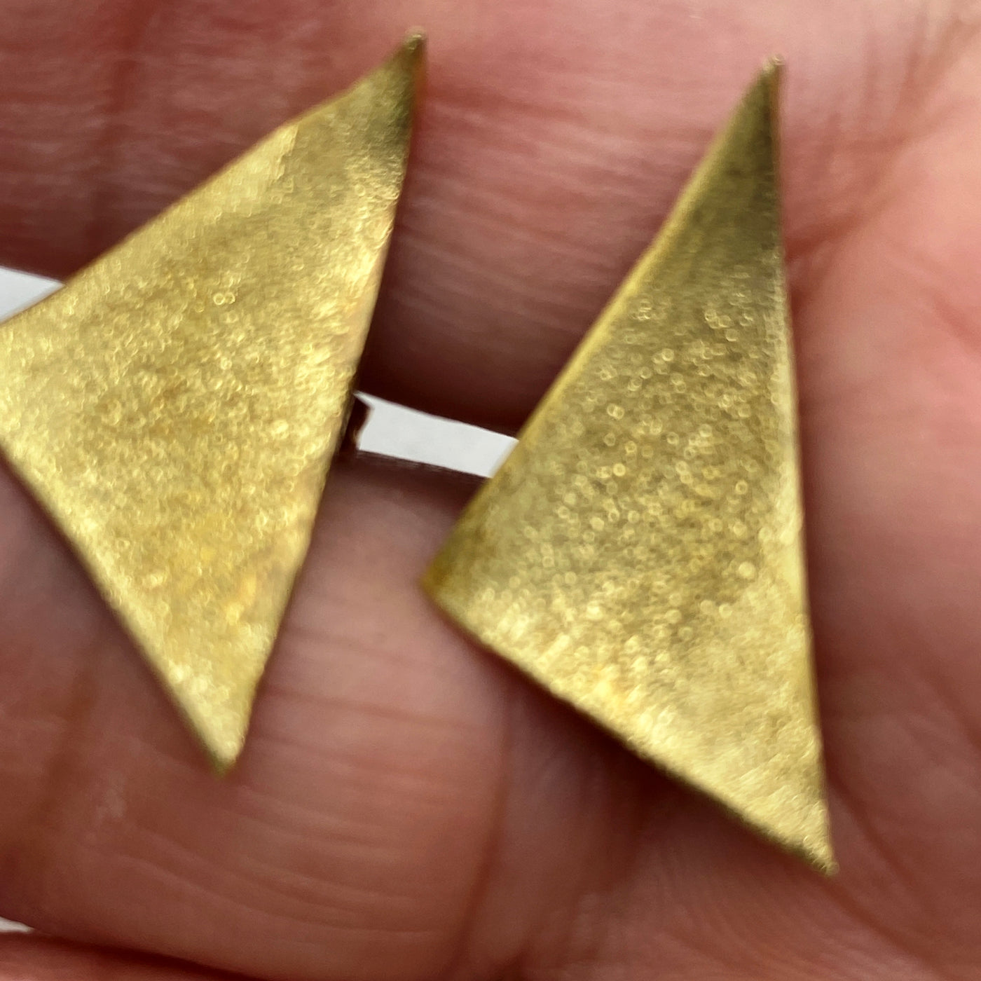 Triangle yellow brass studs 2x1,5 cm texturized