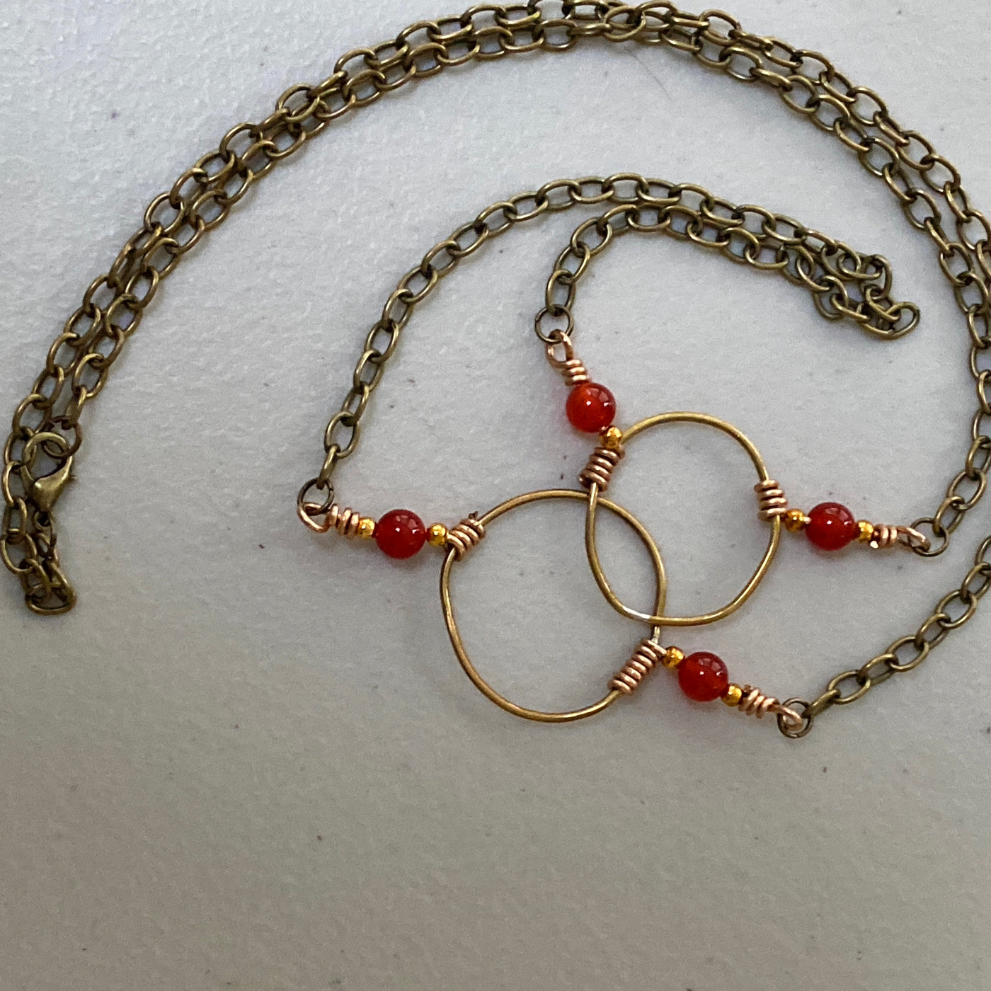 Halskette aus rotem Achat und Kupferkreisen.