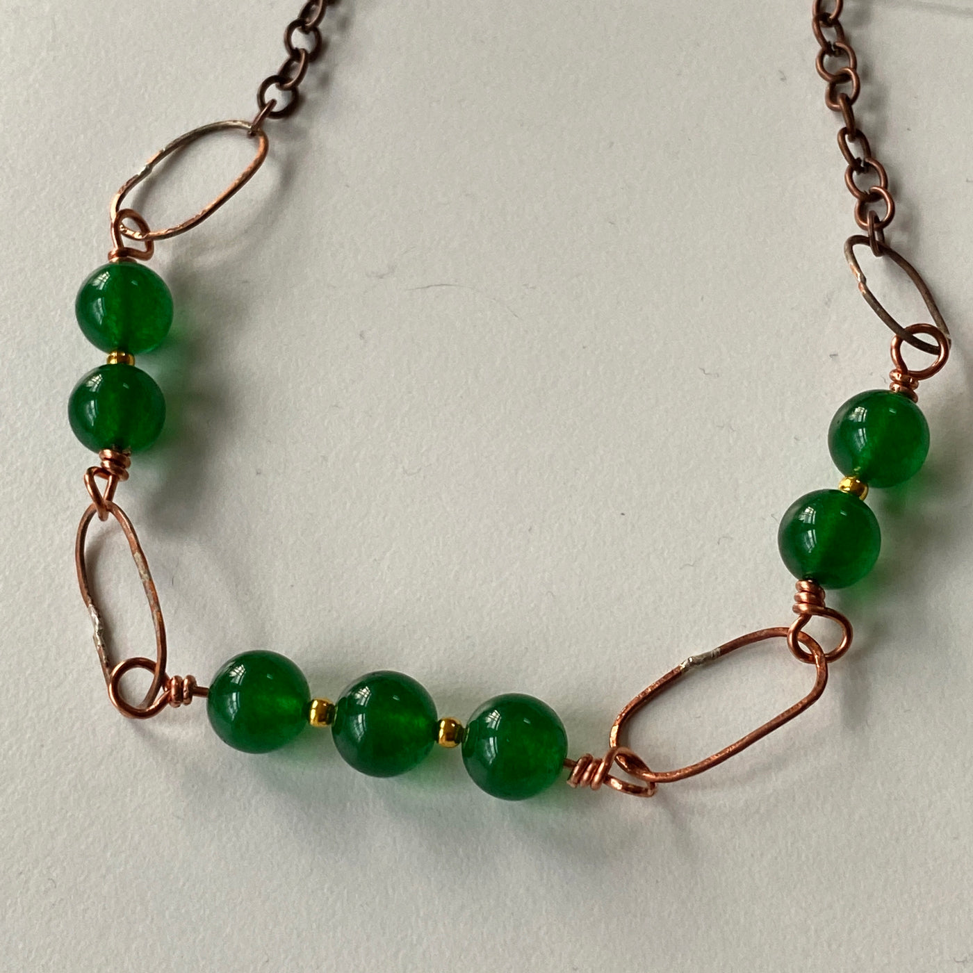 Halskette aus grünem Calcedon und Draht an einer Kette. Liniensammlung.