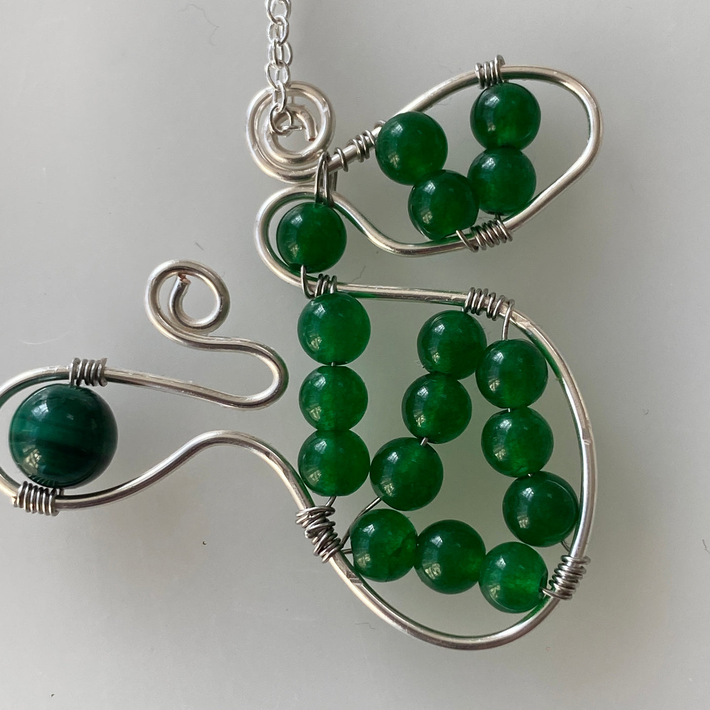 Pendant curly with green chalcedony 4 mm and silver