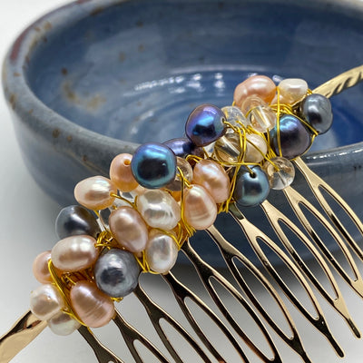 Freshwater pearls in different measures and colors (rose, white, blue), chrystal beads and golden wire on french twist 10 teeths comb alloy metal bridal wedding hair side comb gold color