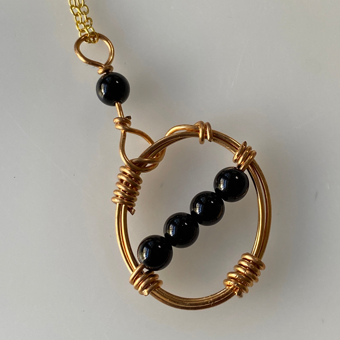 Mit Onyx und Gold gefüllte Halskette aus der Lines-Kollektion.