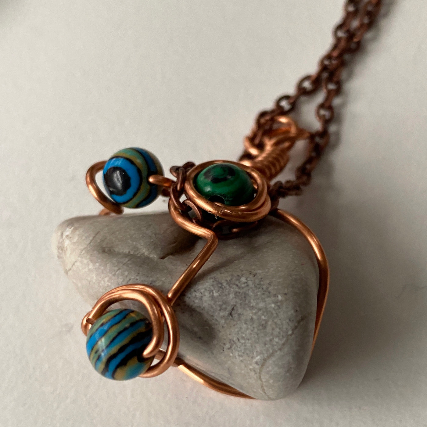 Small pendant. White natural stone, malachite, blue malachite and wire. Elbastones collection.