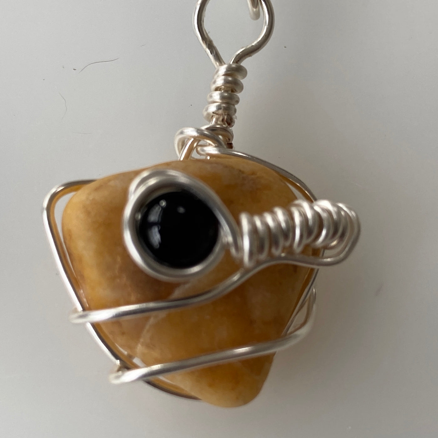 Small pendant with yellow natural stone, onyx and silver wire. Elbastones
