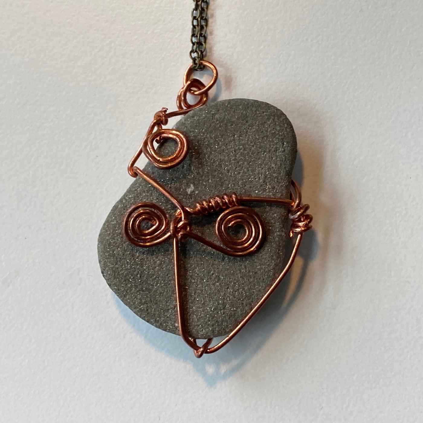 Grey natural stone and wire pendant. Flat Elbastones