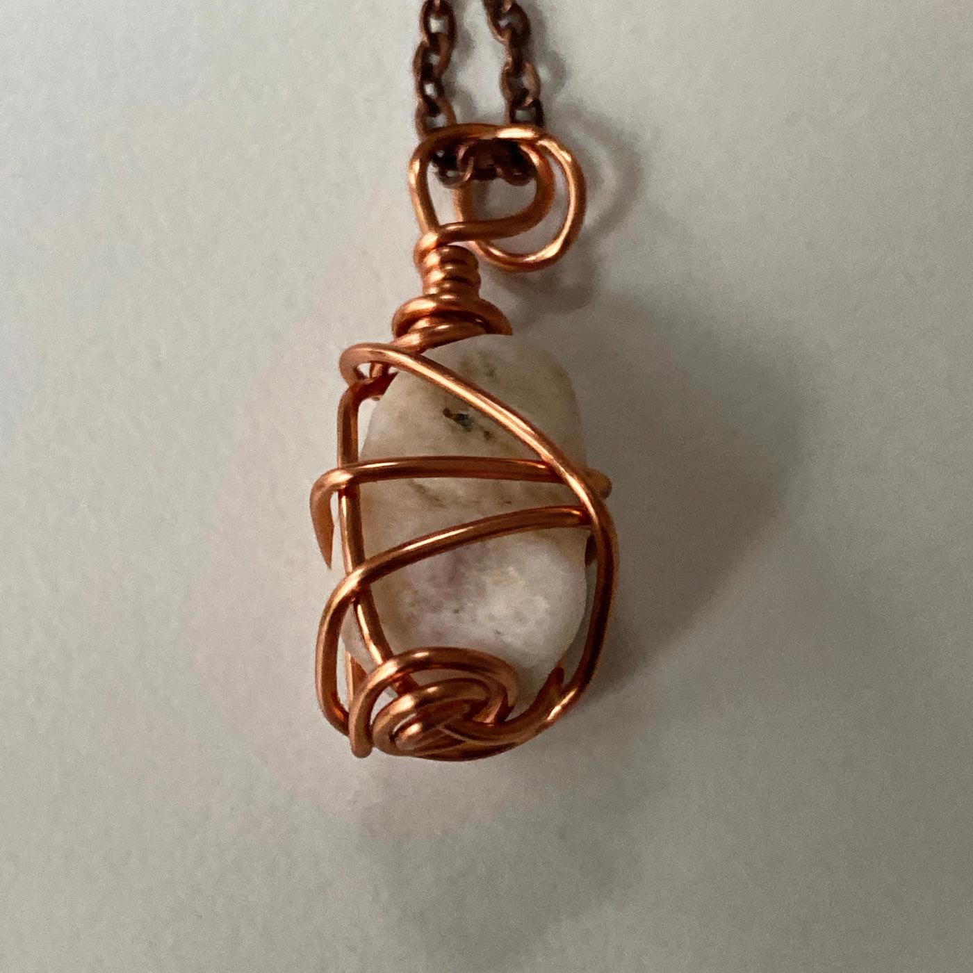 Small pendant. White natural stone and wire. Elbastones collection.
