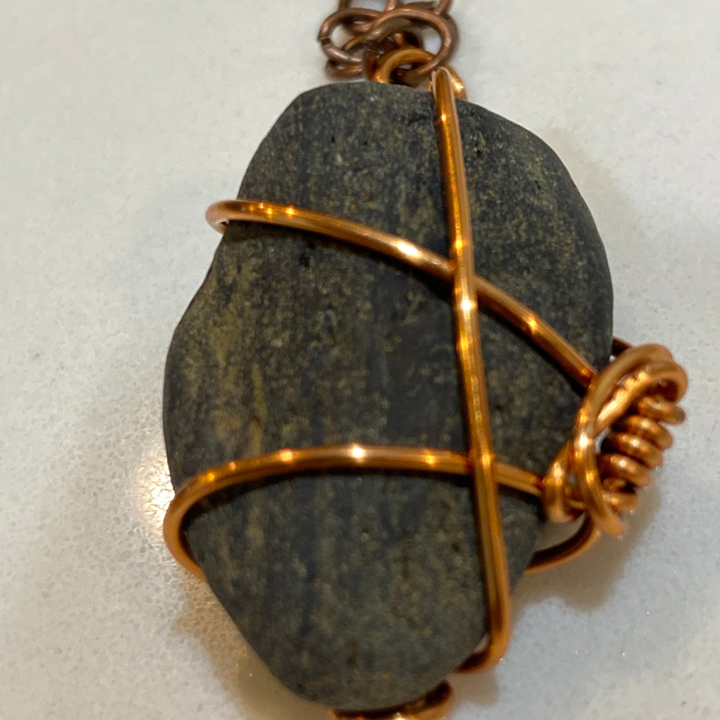 Grey natural stone on wires, small pendant for Elbastones.