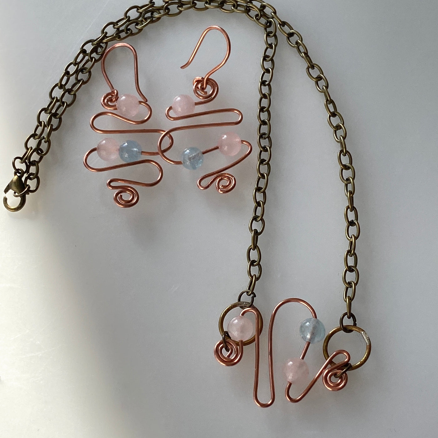 Pendant earrings with acquamarine and rose quartz in curly wire