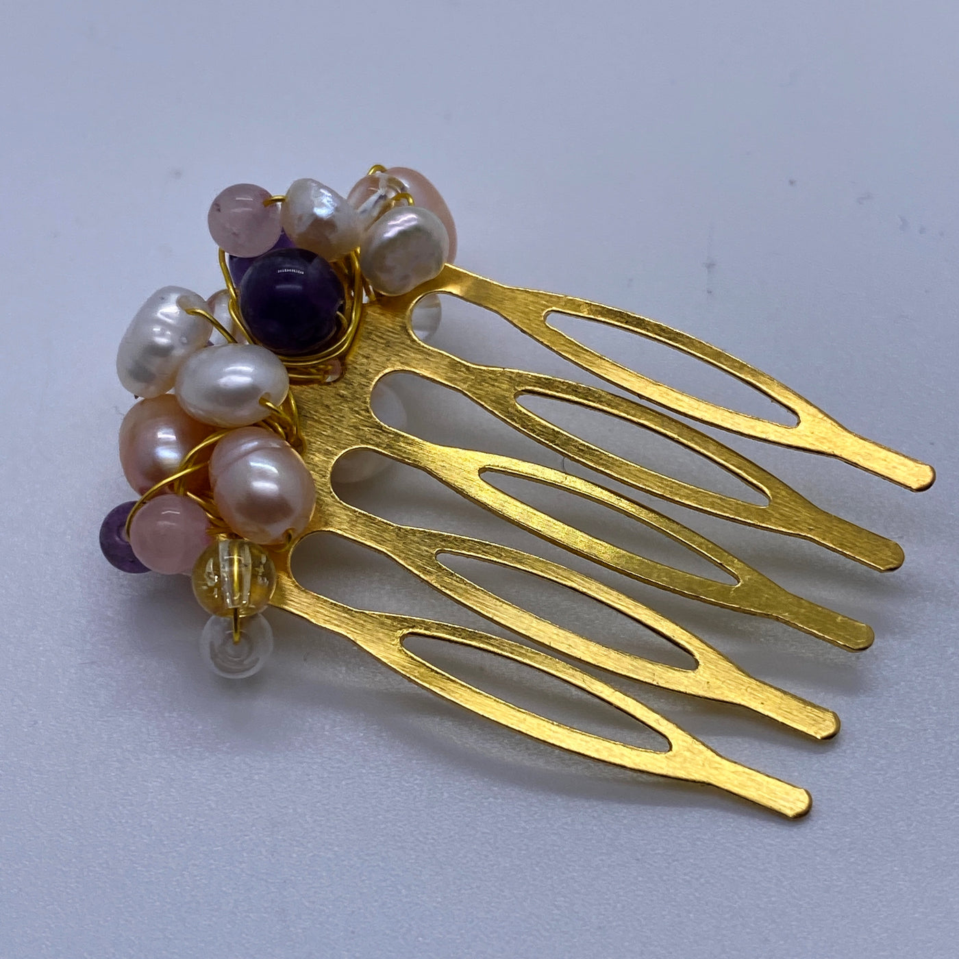 Freshwater pearls in different measures and colors (rose, white), chrystal and rose quartz beads, amethysts and golden wire for this hair combs simple tuck five teeth metal combs gold color