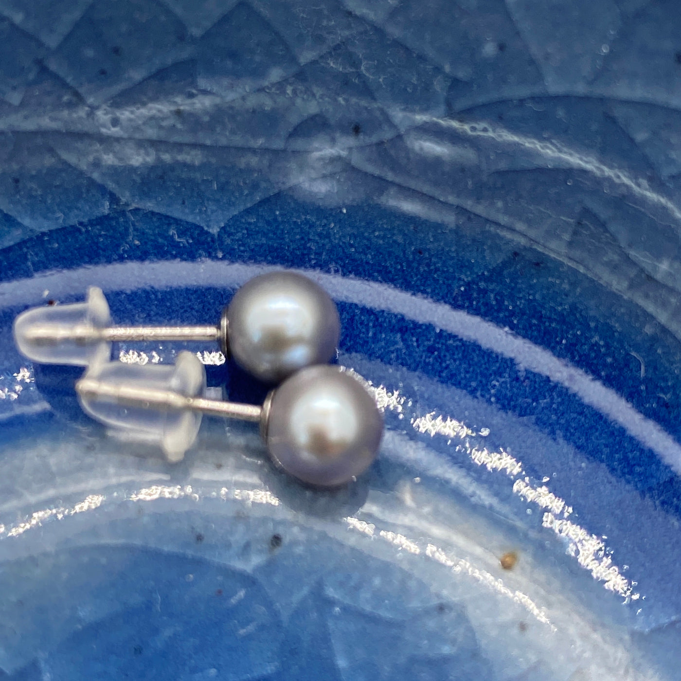 Grey pearls studs