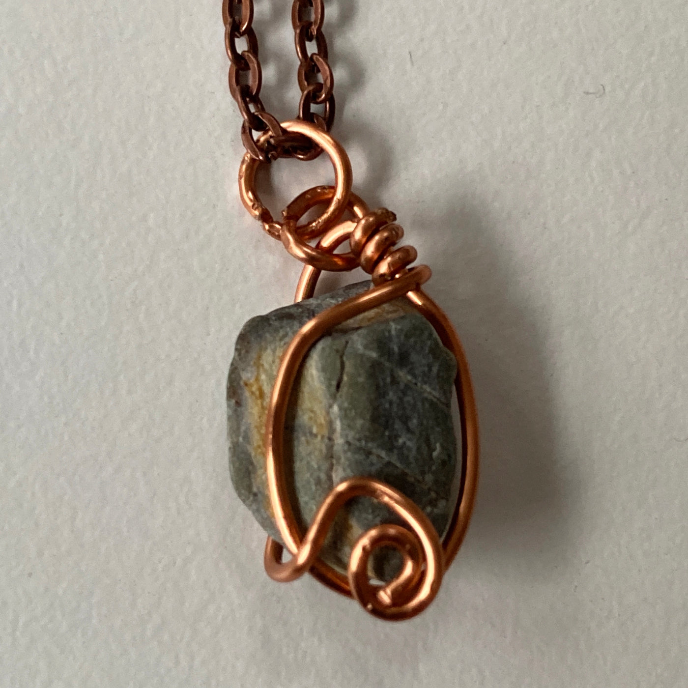 Small pendant. Grey natural stone and wire. Elbastones collection.