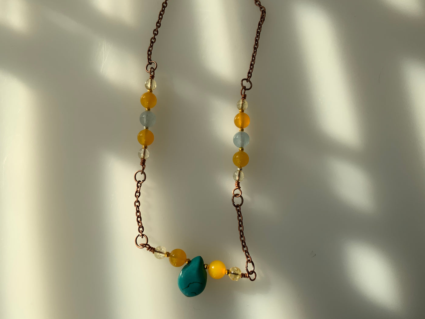 Halskette: Gelber Achat, blaue Howlith-Briolette sowie Quarzdraht und -kette