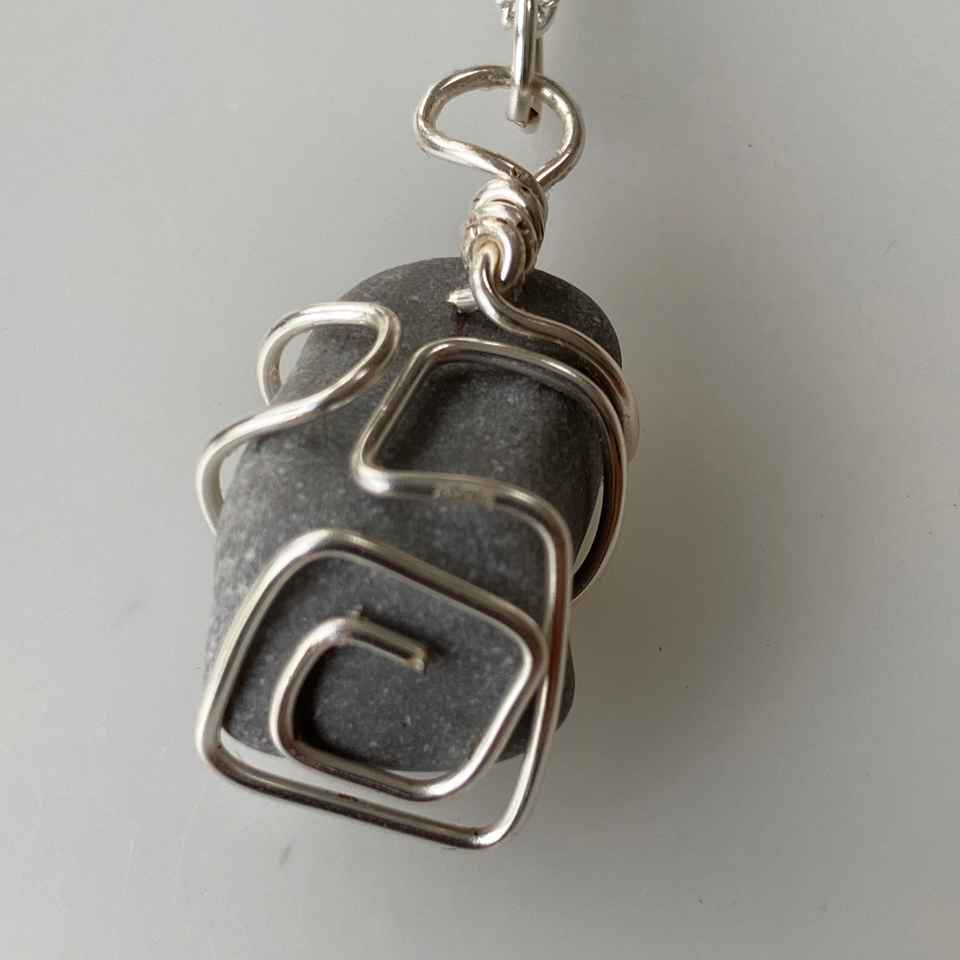 Small pendant for Elbastones. White natural stone and silver wire