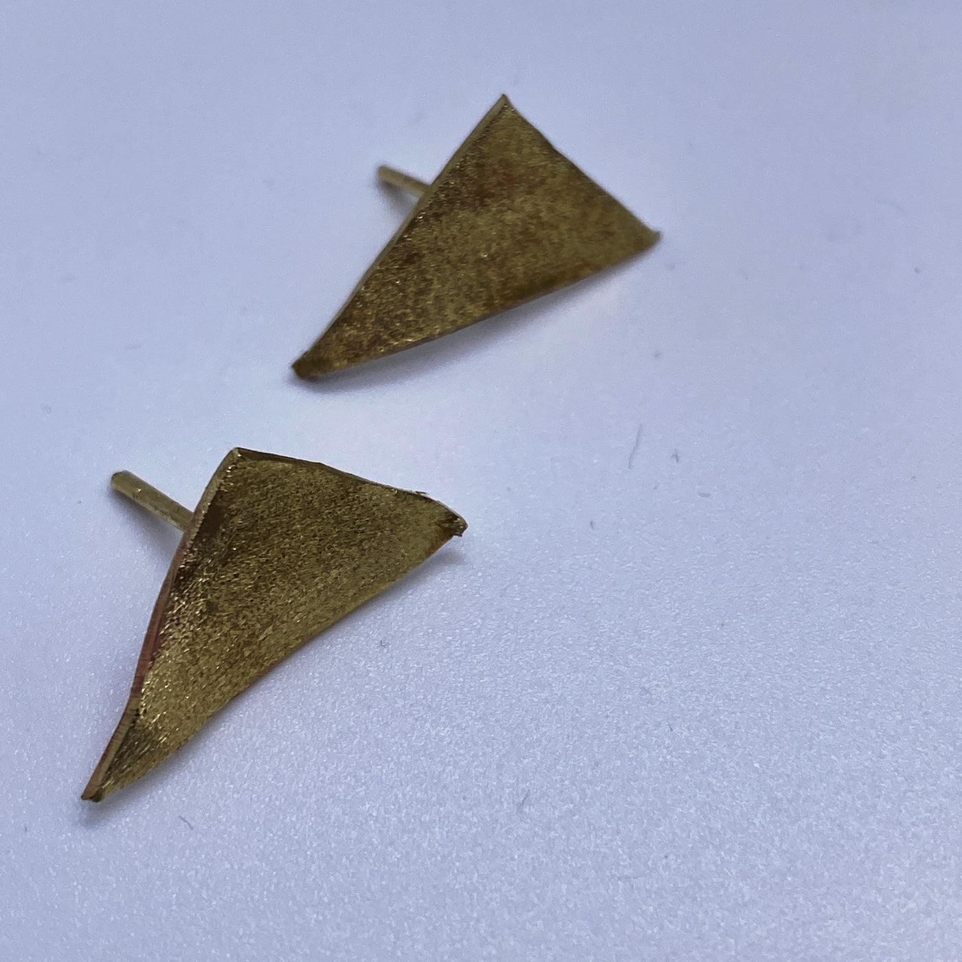 Triangle yellow brass studs 1,5x1,5 cm texturized