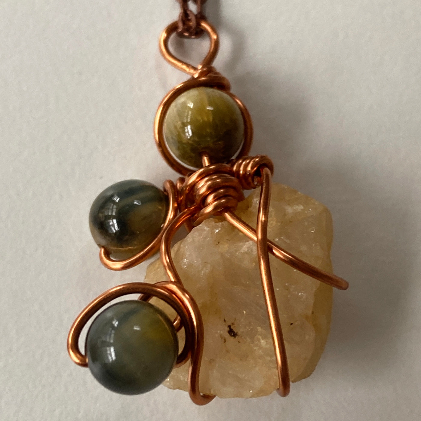 Small pendant. White natural stone, natural stones and wire in Elbastones collection.