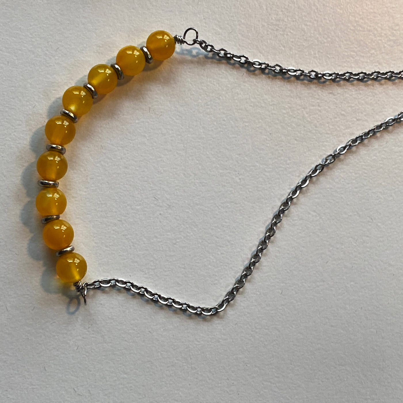 Halskette aus gelbem Achat und Silber an einer silbernen Kette. Liniensammlung
