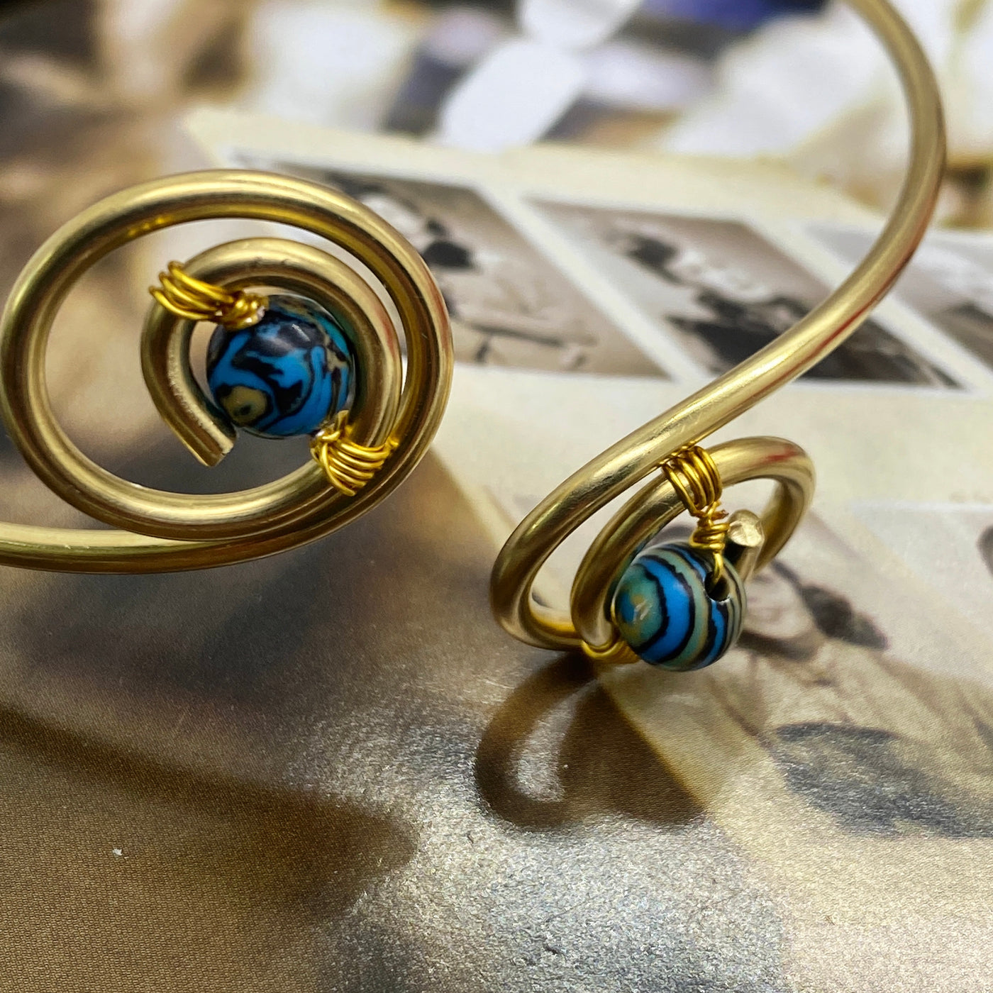 Brass round bracelet with blue malachite 11.7 g