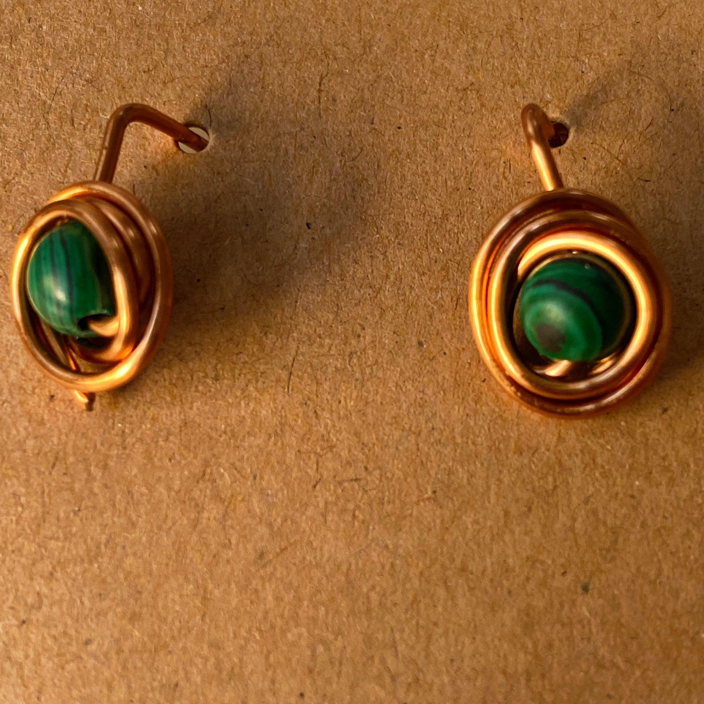 Malachite and wire earrings. Lines collection.