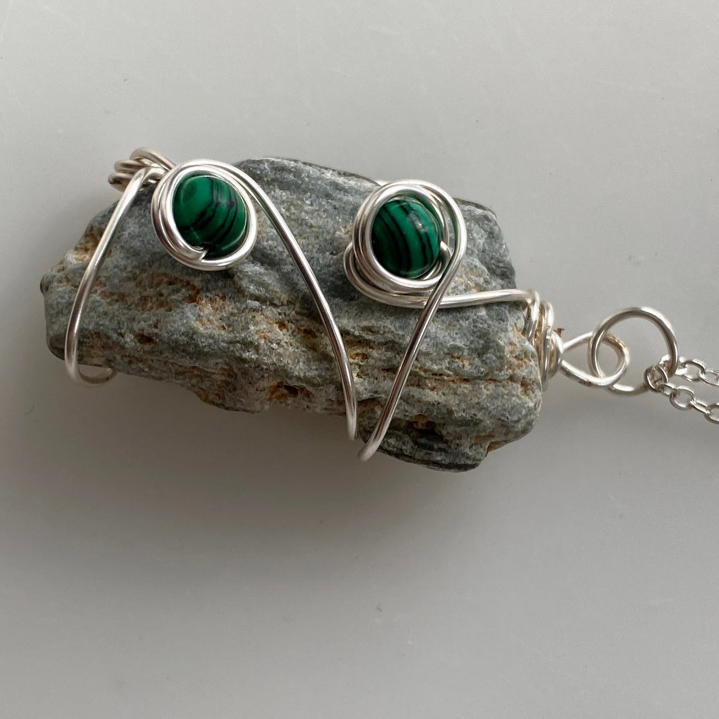Medium Pendant. Green natural stone , malachite and silver wire in Elbastones collection.