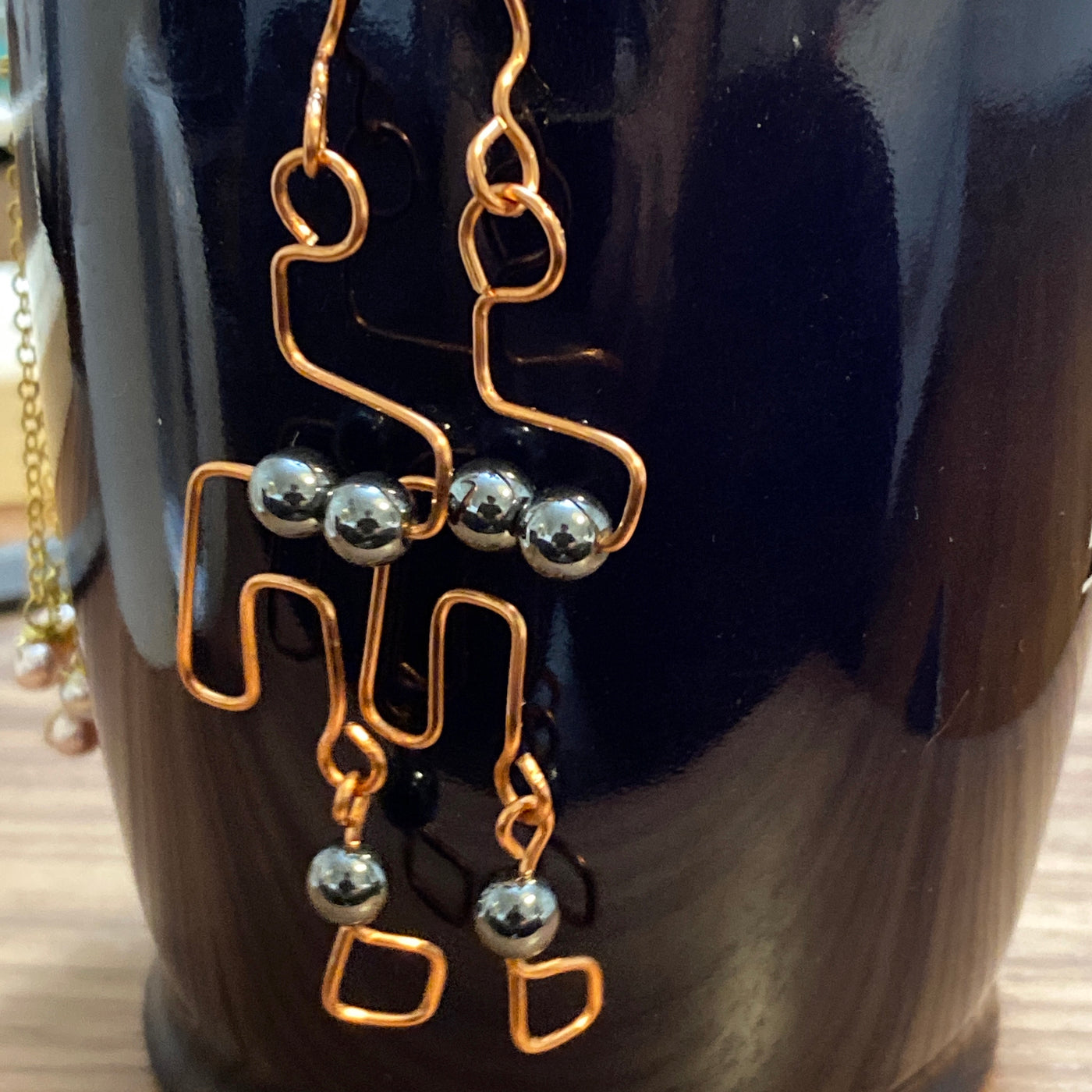Wire and black stones earrings