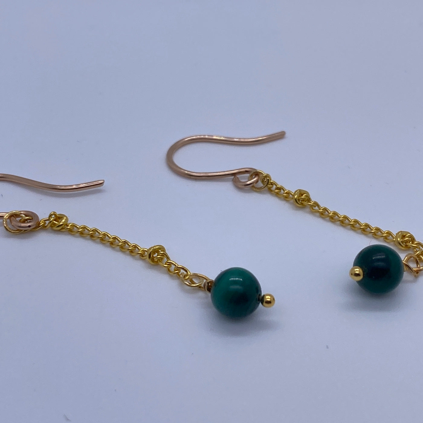 Chain earrings with malachite