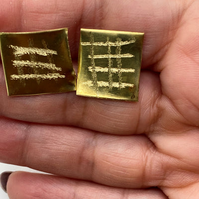 Square yellow brass studs 1.5 cm texturized tris