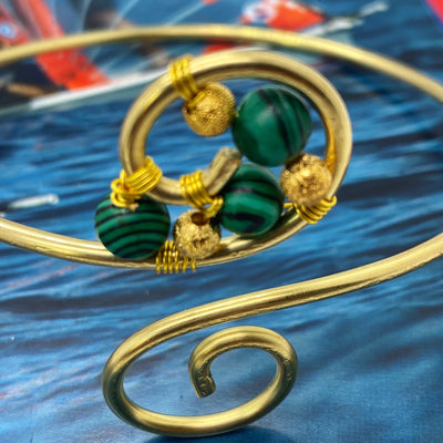 Brass round bracelet with malachite