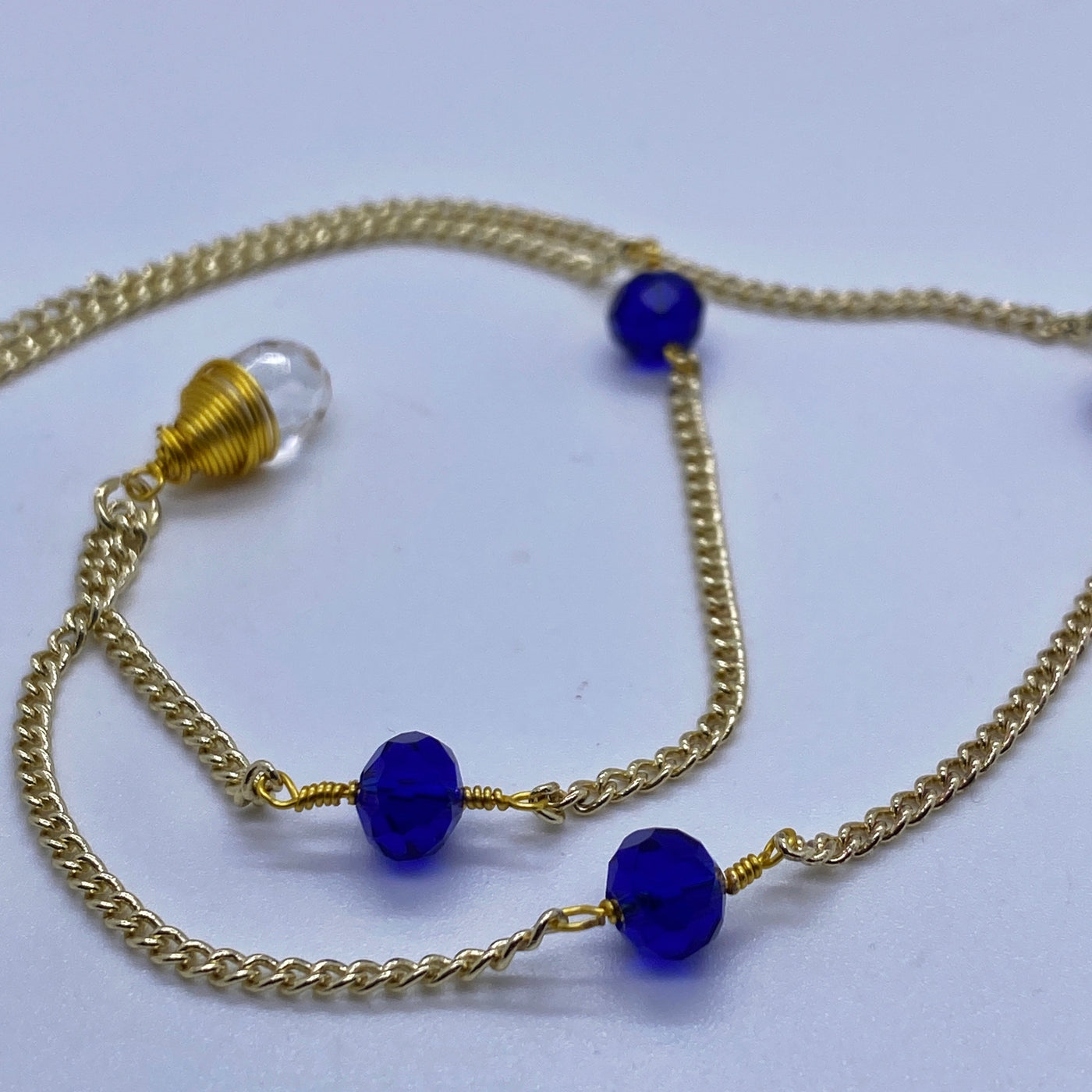 Brass chain and blue rondelle necklace with quartz briolette pending. The total length if 48 cm.