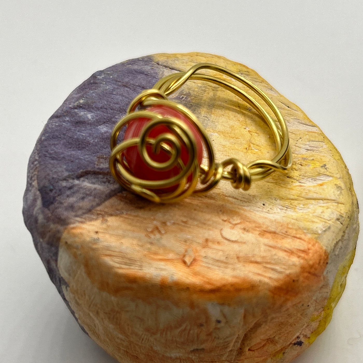 Striped tangle -brass ring with striped orange-rose cabochone size N