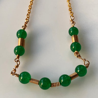 Halskette aus grünem Calcedon und Drahtkette. Liniensammlung