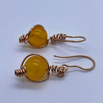 Yellow agate and wire earrings.
