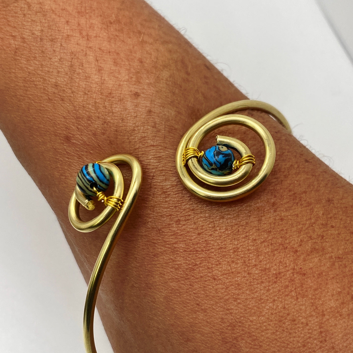 Brass round bracelet with blue malachite 11.7 g
