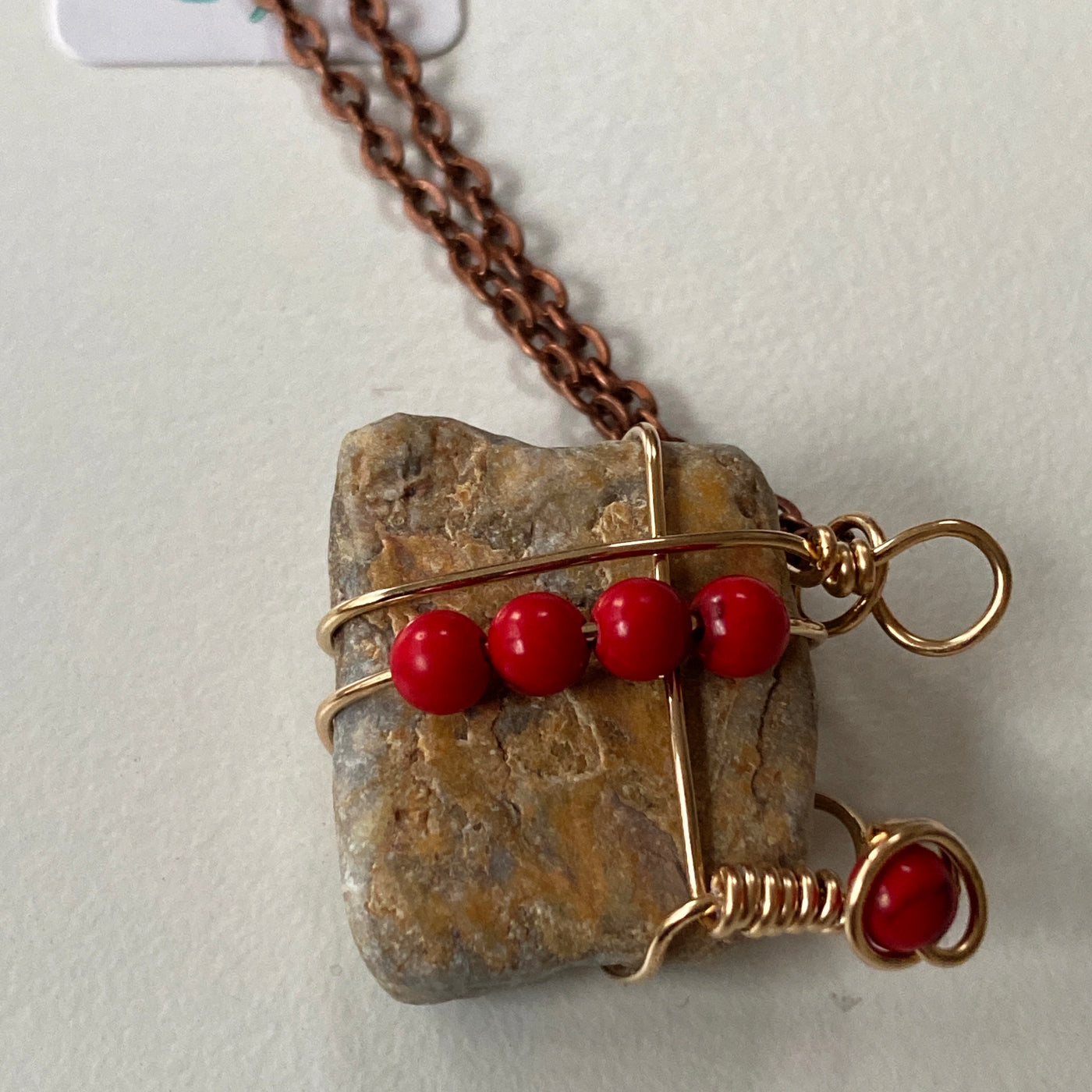 Small pendant. White natural stone, carnelian and wire. Elbastones collection.