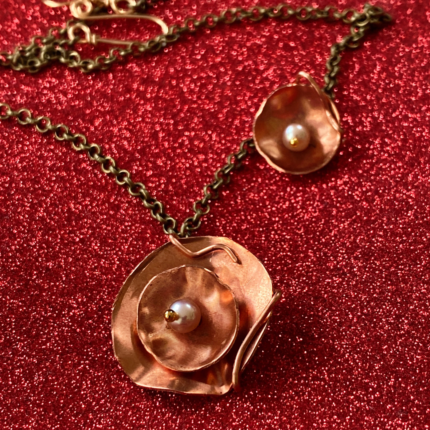 Copper roses with white pearl on chain necklace (length 50 cm)