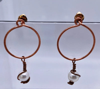 Small circles in wire and pearl earrings