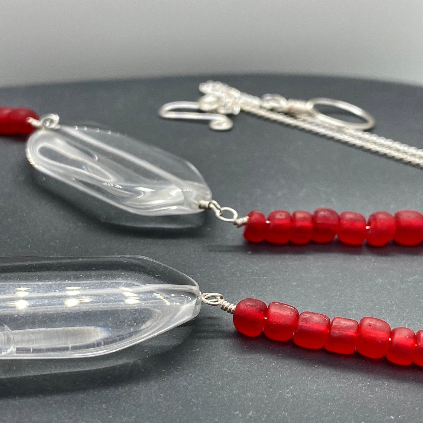 Red and white glass beads necklace