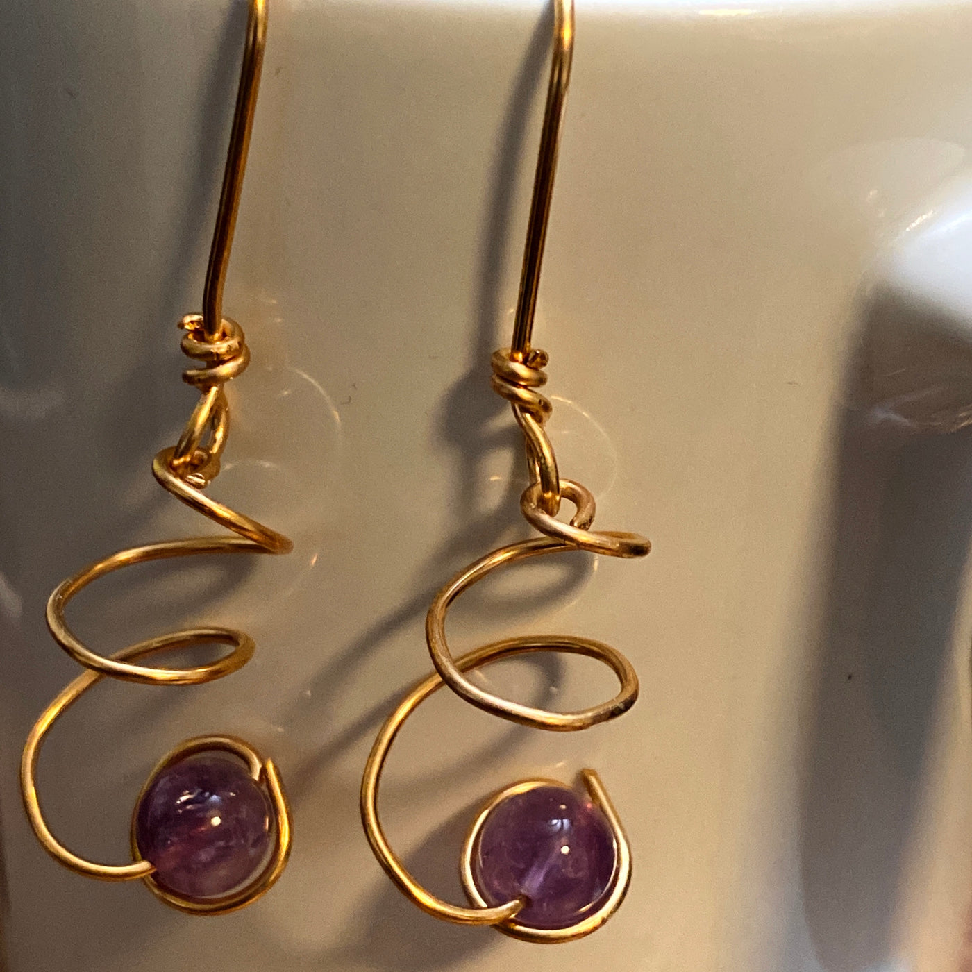 Amethyst and brass earrings. Lines collection.