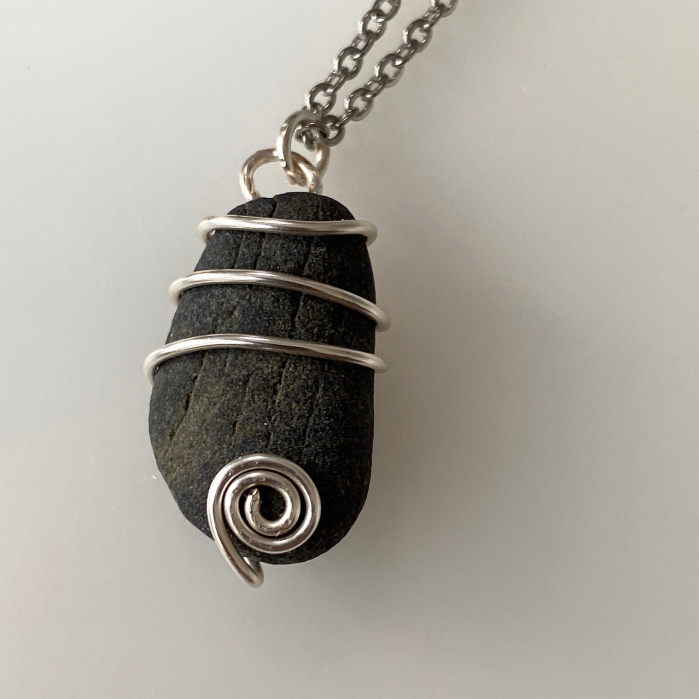 Small pendant, black natural stone and silver wire for Elbastones collection.