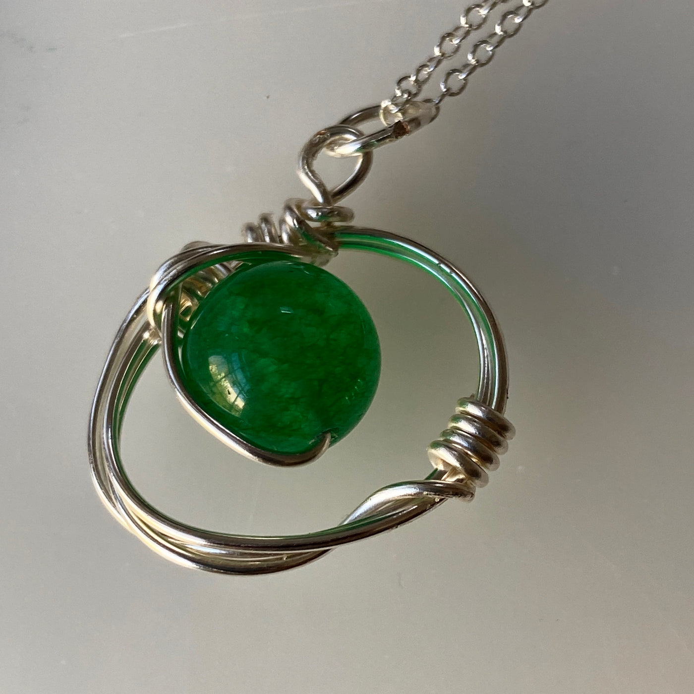 Calcédoine verte sur argent et chaîne pour la collection Shake and move. Ce pendentif mesure environ 2,5 cm de large.