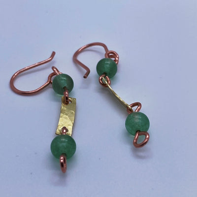 Aventurine and brass earrings. Circa 5 cm long
