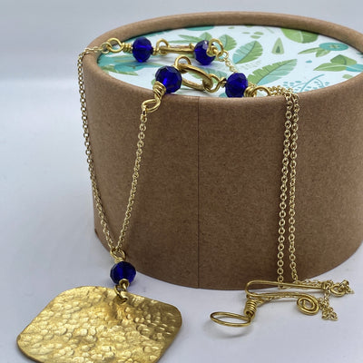Brass and blue crystal rondelles necklace with hammered pendant
