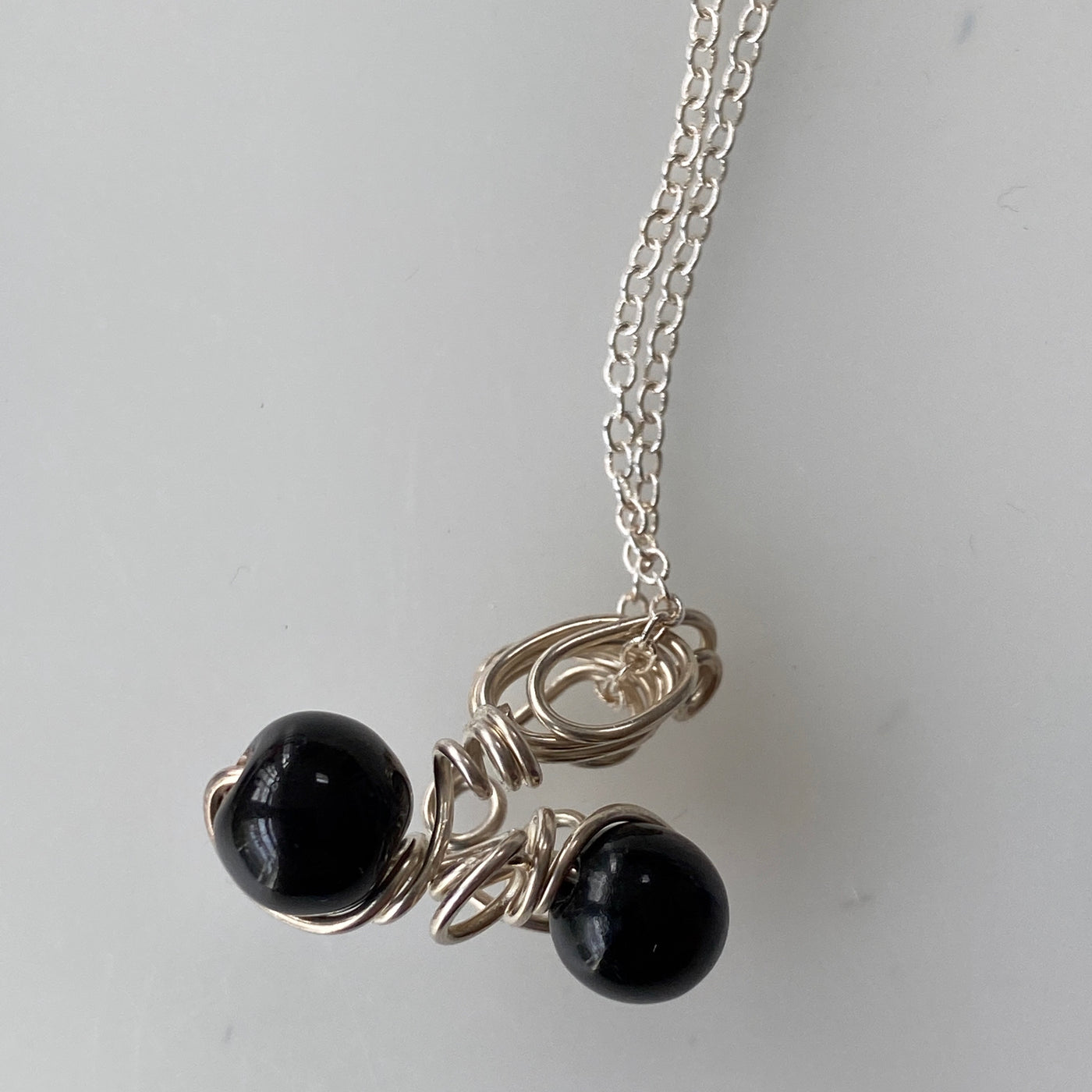 Onyx and silver wire pendant. Lines collection.